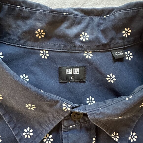 Uniqlo Navy and White Mini Floral Print Short Sleeve Shirt, Sz XL - Picture 2 of 5